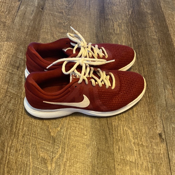Nike Revolution 4 - Picture 1 of 7